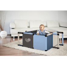 Bébé dans une aire de jeux Quadro bleue et grise dans le salon
