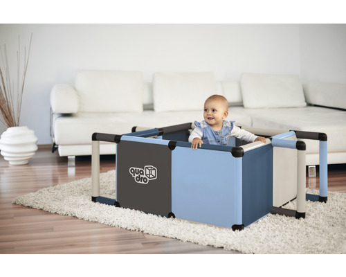 Baby in einem blauen und grauen Quadro Spielplatz im Wohnzimmer