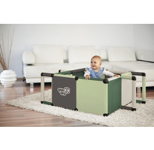 Enfant dans un parc pour bébé dans le salon.