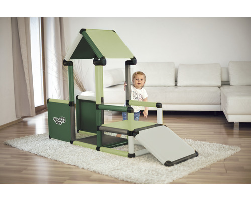 Spielhaus mit Rutsche und Quadro Logo im Wohnzimmer