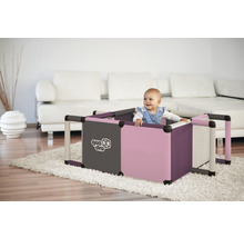 Parc carré avec bébé dans le salon