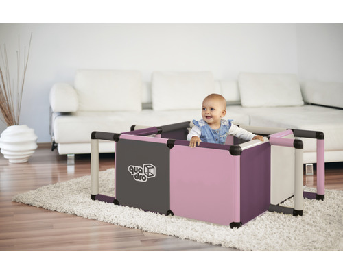 Quadratischer Laufstall mit Baby im Wohnzimmer