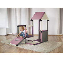 Maisonnette pour enfants avec toboggan et enfant jouant