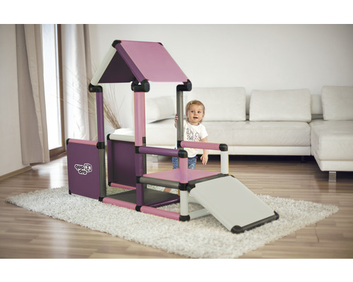 Kinderspielhaus mit Rutsche und Kind