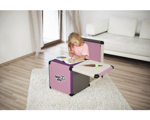 Mädchen malt am Kindertisch von Quadro im Wohnzimmer.