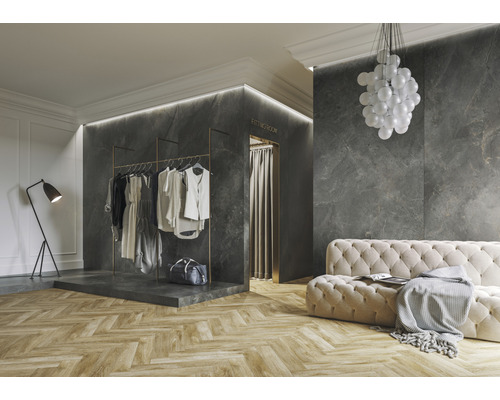 Elegante Umkleidekabine mit Kleiderständer, Couch und Beleuchtung.