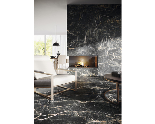 Salon avec cheminée, fauteuil et table basse sur sol carrelé