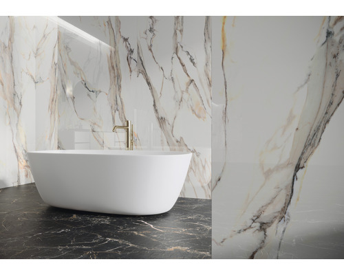 Modernes Badezimmer mit freistehender Badewanne, Marmorfliesen und Armaturen.