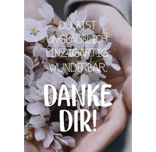 Blüten in Händen mit dem Schriftzug Du bist unglaublich, einzigartig, wunderbar. Danke Dir!