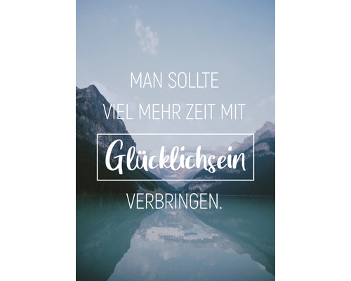 Postkarte Man sollte viel mehr Zeit mit Glücklichsein verbringen. 10,5x14,8 cm Motivationsbild mit Berglandschaft und dem Schriftzug Man sollte viel mehr Zeit mit Glücklichsein verbringen.
