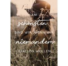 Femme avec un chapeau et du texte dans le champ
