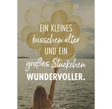 Femme tenant des ballons avec l''inscription : Un peu plus âgé et un peu plus merveilleux.