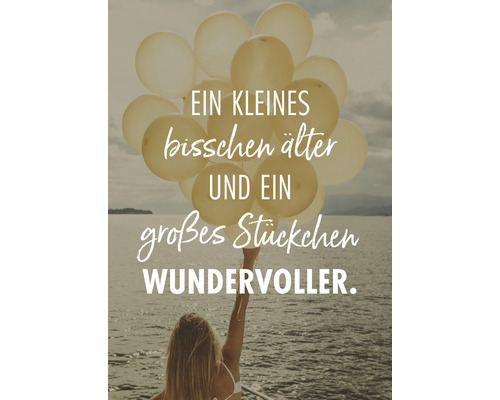 Postkarte Ein kleines bisschen älter… großes Stückchen wundervoller. 10,5x14,8 cm Frau hält Ballons mit der Aufschrift: Ein kleines bisschen älter und ein großes Stückchen wundervoller.