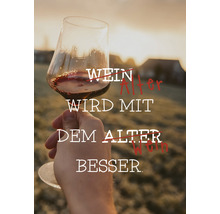 Ein Weinglas mit der Aufschrift: Wein wird mit dem Alter besser.