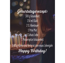Geburtstagsrezept mit Zutaten wie Gesundheit, Glück, Abenteuer, Mut, Liebe und Gelassenheit auf einem Geburtstagskuchen mit Kerzen. Alles Gute zum Geburtstag!