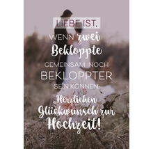 Hochzeitskarte mit Brautpaar im Hintergrund und dem Text: Liebe ist, wenn zwei Bekloppte gemeinsam noch bekloppter sein können. Herzlichen Glückwunsch zur Hochzeit!