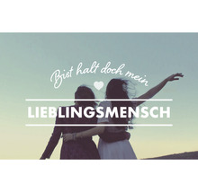 Zwei Personen umarmen sich mit dem Text Bist halt doch mein Lieblingsmensch