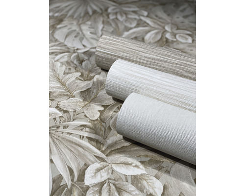 Drei Tapetenrollen mit floralen und gestreiften Mustern