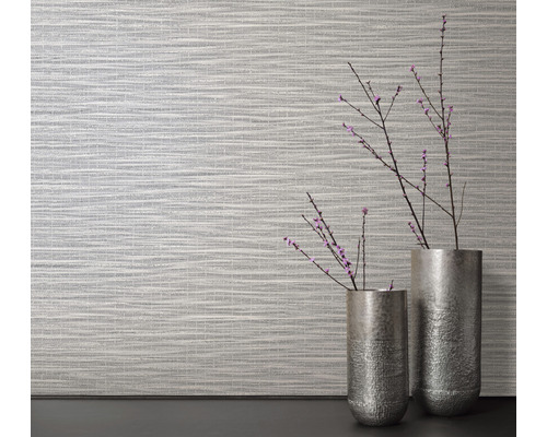 Nahaufnahme einer Wand mit einer Tapete mit horizontalem Muster und zwei Vasen