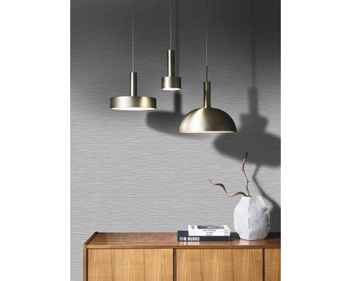 Drei Hängelampen aus Metall über einem Holzschrank