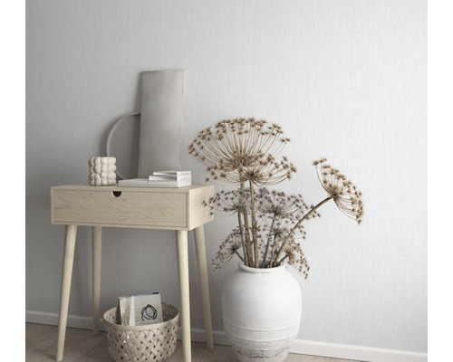 Dekorative Szene mit einem Beistelltisch aus Holz, einer Vase mit Trockenblumen und dekorativen Accessoires.
