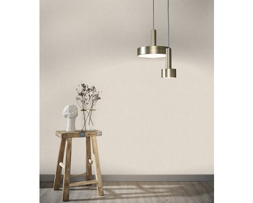 Raumansicht mit Tapete, Hocker, Dekoration und Hängelampe.