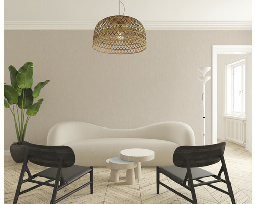 Wohnzimmer mit Sofa, Tisch, Stuhl, Lampe und Zimmerpflanze.