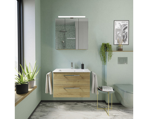 Salle de bains moderne avec lavabo, armoire de toilette et toilettes dans un design clair et convivial