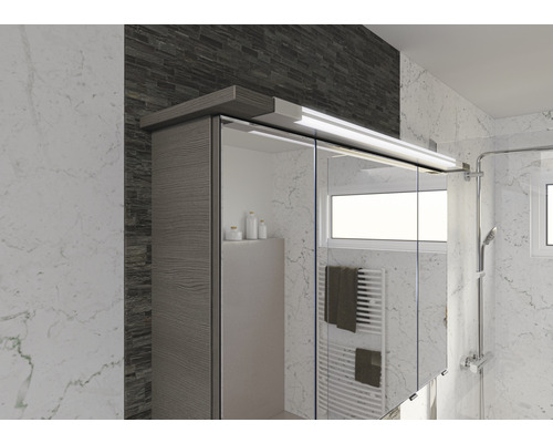 Salle de bains avec armoire de toilette et éclairage