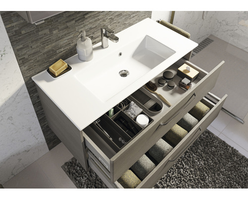 Meuble de salle de bains avec tiroirs, robinetterie et accessoires de bain