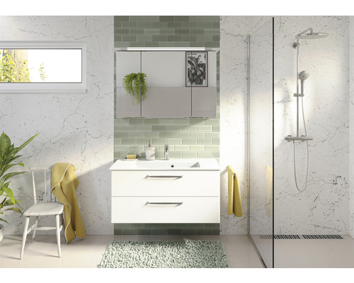 Salle de bain avec meuble sous-lavabo, armoire de toilette, douche et décorations pour une ambiance lumineuse et organisée.