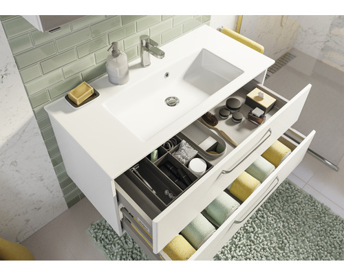 Salle de bains avec meuble sous-vasque et tiroirs de rangement