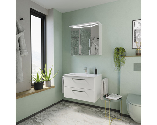 Helles Badezimmer mit Waschbeckenunterschrank, Spiegelschrank mit Beleuchtung und Toilette