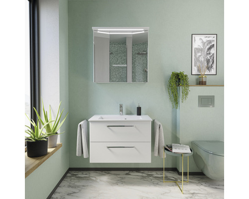 Badezimmer mit Waschbeckenunterschrank, Spiegelschrank mit Beleuchtung und Toilette