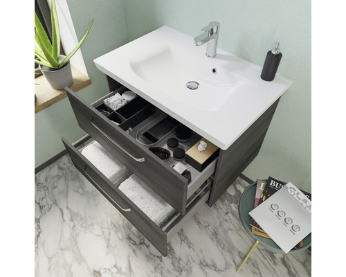 Waschtisch mit offenem Schubladensystem, Armatur und Badutensilien