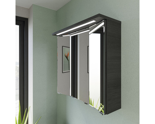 Spiegelschrank mit Beleuchtung und drei Türen im Badezimmer