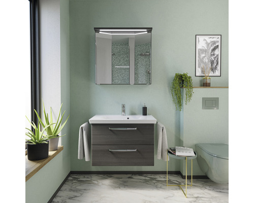 Modernes Badezimmer mit Waschtisch, Spiegelschrank und Toilette.