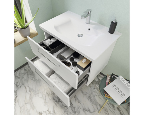 Meuble sous-lavabo avec tiroirs ouverts, lavabo et robinet