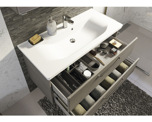 Badezimmer mit Waschtischunterschrank mit Auszügen, Waschbecken, Armatur und Badaccessoires