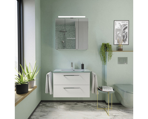 Helles Badezimmer mit Waschtischunterschrank, Spiegelschrank und Toilette