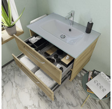 Meuble-lavabo avec deux tiroirs ouverts dans la salle de bain