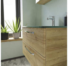 Meuble sous-vasque avec deux tiroirs, robinet et accessoires dans la salle de bain.