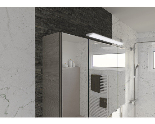 Badezimmer mit Spiegelschrank, Beleuchtung und Handtuchwärmer