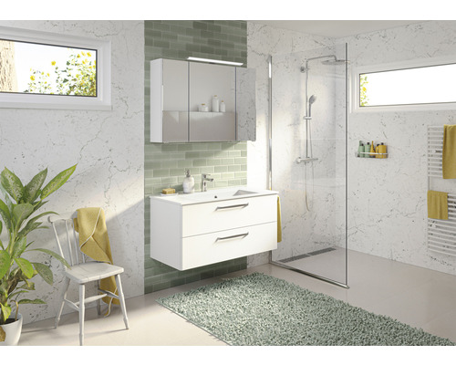 Modernes Badezimmer mit Waschbeckenunterschrank, Spiegelschrank und ebenerdiger Dusche.