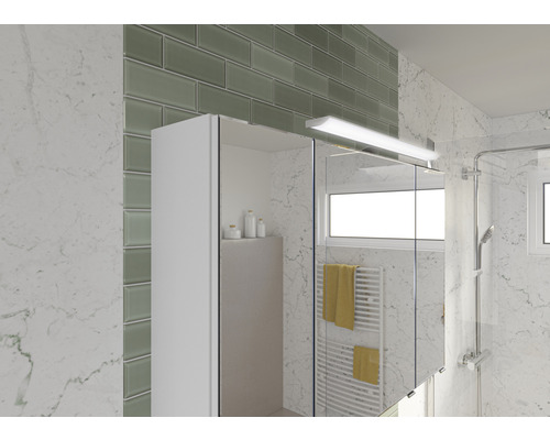 Badezimmeransicht mit Spiegelschrank, Handtuchwärmer und Dusche