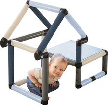Maison de jeu en tubes de plastique avec enfant