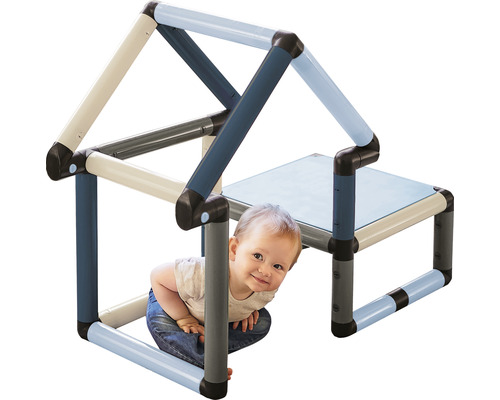 Maison de jeu en tubes de plastique avec enfant