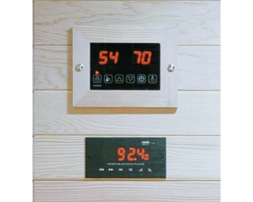 Panneau de commande et radio dans un sauna