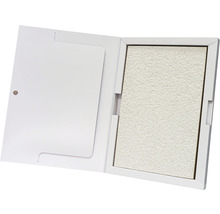 Nuancier blanc ouvert avec échantillon de couleur
