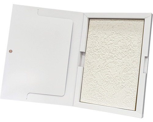 Boîte d''échantillons ouverte avec échantillon d''enduit structuré